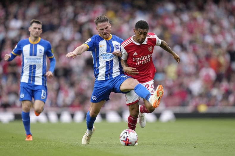 Alexis Mac Allister, izquierda, del Brighton, disputa un balón con Reiss Nelson, de Arsenal, durante un partido de fútbol de la Liga Premier de Inglaterra entre Arsenal y Brighton and Hove Albion, en el estadio Emirates, en Londres, el domingo 14 de mayo de 2023. Mac Allister se une al Liverpool. (AP Photo/Kirsty Wigglesworth)