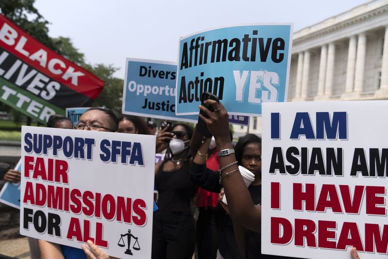 Un grupo de personas se manifiestan el jueves 29 de junio de 2023 frente a la Corte Suprema, en Washington, después de que el máximo tribunal eliminara la acción afirmativa de las admisiones universitarias, señalando que la raza no puede ser un factor para determinar el ingreso de los alumnos. (AP Foto/José Luis Magaña, archivo)