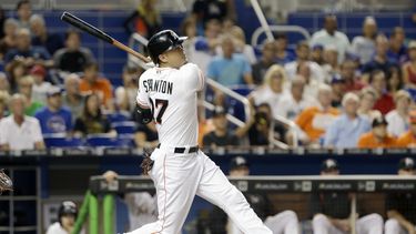 Stanton logra 2 hits cruciales y Marins vencen a Cachorros