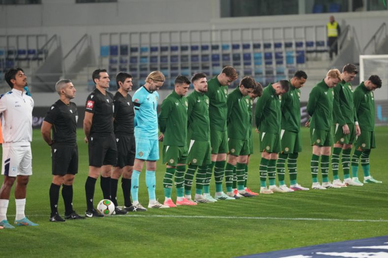 Jugadores de la selección de Irlanda inclinan la cabeza durante la entonación del himno nacional de Israel antes de un partido de fútbol de la Liga de Naciones de la UEFA entre la República de Irlanda e Israel en Backa Topola, Serbia, el 4 de octubre de 2026. (Foto AP/Darko Vojinovic)