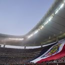 Los hinchas de Guadalajara despliegan una enorme bandera en las gradas previo al duelo contra Tigres por el título de la Liga MX, el domingo 28 de mayo de 2023, en Guadalajara. (AP Foto/Eduardo Verdugo)