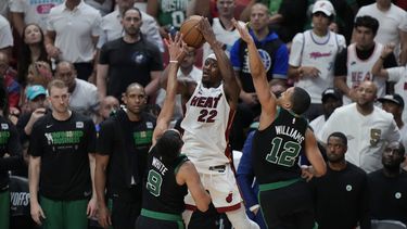 El base de los Celtics Derrick White y el alero Grant Williams defienden al alero del Heat de Miami Jimmy Butler durante el juego 3 de las Finales de la Conferencia Este el domingo 22 de mayo del 2023. (AP Foto/Wilfredo Lee)