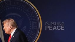 ARCHIVO - El presidente Donald Trump se retira después de una conferencia de prensa conjunta con el presidente de Rusia, Vladímir Putin, en la Base Conjunta Elmendorf-Richardson, Alaska, el viernes 15 de agosto de 2025. (AP Foto/Jae C. Hong, Archivo)