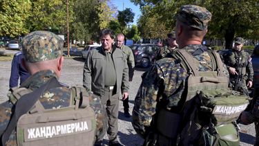 En esta fotografía proporcionada por el Ministerio del Interior serbio, el ministro del Interior Bratislav Gasic habla con policías cerca de la frontera entre Serbia y Hungría, el sábado 28 de octubre de 2023. (Ministro del Interior de Serbia vía AP)