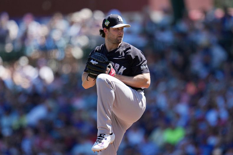 ARCHIVO - Gerrit Cole, estelar abridor de los Yankees de Nueva York, trabaja durante la primera entrada de un juego de béisbol de Grandes Ligas contra los Cachorros de Chicago, el martes 24 de marzo de 2026, en Mesa, Arizona. (AP Foto/Ross D. Franklin, Archivo)