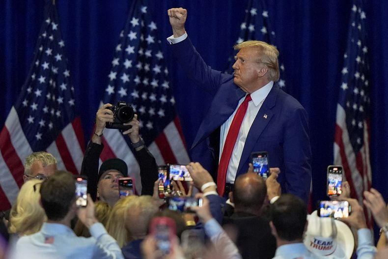 El candidato presidencial republicano y expresidente Donald Trump alza un puño durante un evento de campaña, el miércoles 18 de septiembre de 2024, en Uniondale, Nueva York. (AP Foto/Frank Franklin II)