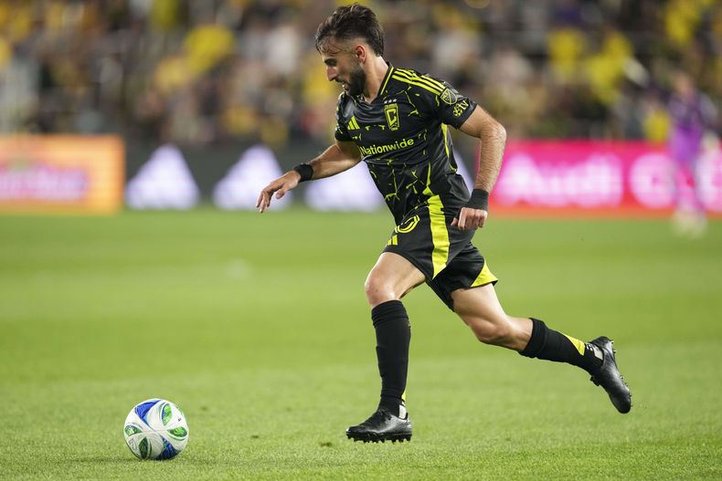 El uruguayo Diego Rossi, del Crew de Columbus, controla el balón en el duelo ante los Whitecaps de Vancouver, el sábado 14 de junio de 2025 (AP Foto/Jeff Dean)