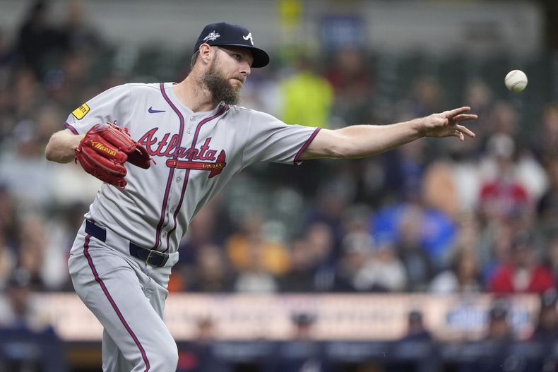 Chris Sale, de los Bravos de Atlanta, lanza a la primera base durante la primera entrada de un juego de béisbol contra los Cerveceros de Milwaukee, el lunes 9 de junio de 2025, en Milwaukee. (Foto AP/Aaron Gash)