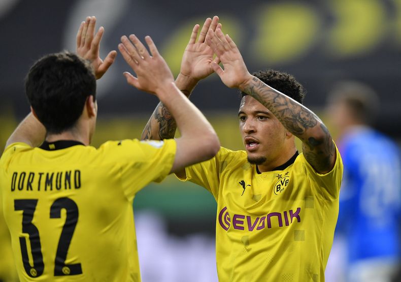 ARCHIVO - Jadon Sancho celebra tras anotar un gol para Borussia Dortmund en la semifinal de la Copa de Alemania contra Holstein Kiel, el sábado 1 de mayo de 2021, en Dortmund. (AP Foto/Martin Meissner, Pool)