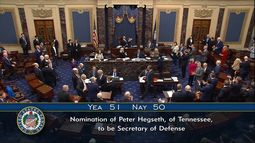 En esta imagen proporcionada por la televisión del Senado se muestra el total de votos después de que el vicepresidente JD Vance emtió el sufragio que rompió el empate para confirmar a Pete Hegseth en el cargo de secretario de Defensa, según lo seleccionó el presidente Donald Trump, el viernes 24 de enero de 2025, en el Capitolio en Washington. (Televisión del Senado vía AP)