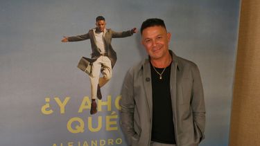 El cantautor español Alejandro Sanz posa para un retrato durante una entrevista sobre su álbum ¿Y ahora qué +? en Las Vegas, el martes 11 de noviembre de 2025. (Foto AP/Berenice Bautista)