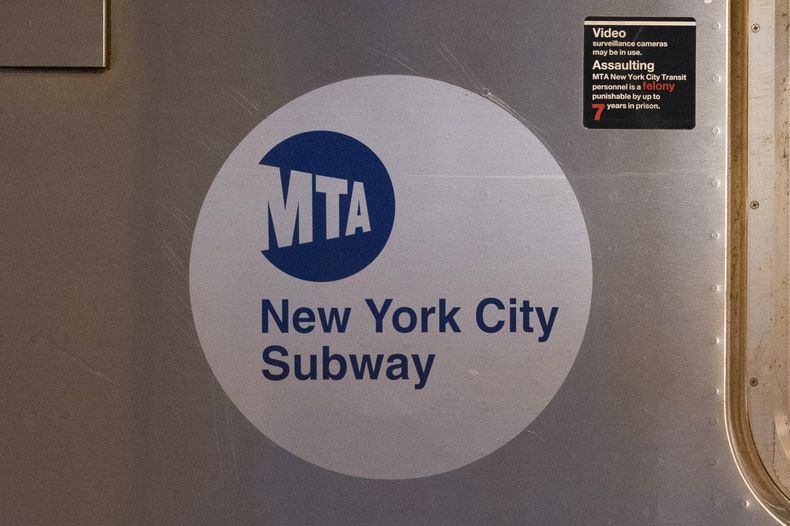 El logotipo de la Autoridad Metropolitana de Transporte (MTA) se ve en el costado de un vagón del metro de la ciudad de Nueva York, el 23 de abril de 2020, en el distrito Queens. (Foto AP/Mark Lennihan, Archivo)