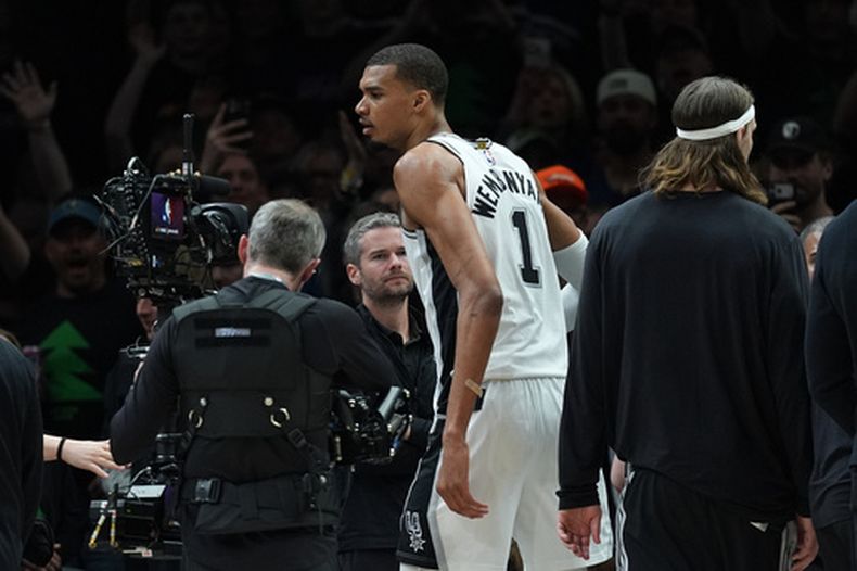 El alero de los Spurs de San Antonio, Victor Wembanyama (1), reacciona tras ser expulsado por una falta flagrante durante la primera mitad del Juego 4 de una serie de la segunda ronda de los playoffs de baloncesto de la NBA contra los Timberwolves de Minnesota en Minneapolis, el domingo 10 de mayo de 2026. (Foto AP/Abbie Parr)
