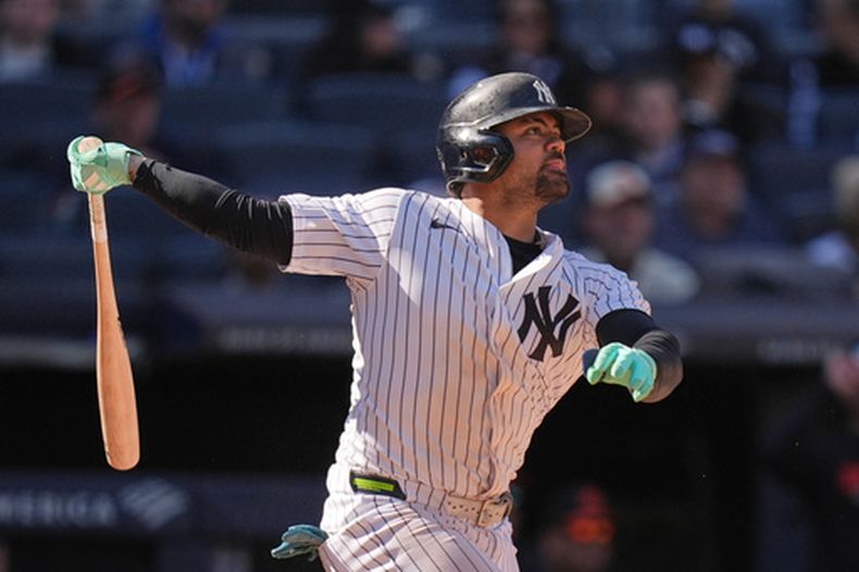 El dominicano Jasson Domínguez de los Yankees de Nueva York observa su jonrón en la octava entrada ante los Orioles de Baltimore el domingo 3 de mayo del 2026. (AP Foto/Seth Wenig)