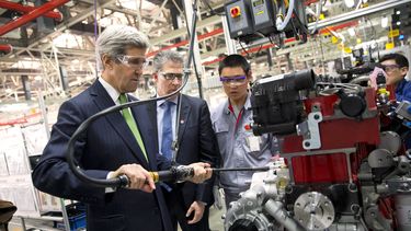 americateve | El secretario norteamericano de Estado, John Kerry, a la izquierda, aprieta una tuerca en un motor durante un recorrido por la planta Foton Cummins Engine en Beijing, China, el s&aacute;bado 15 de febrero de 2014. China y Estados Unidos se comprometieron