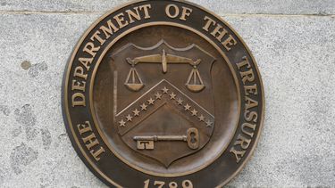 Archivo - El sello oficial del Departamento del Tesoro de EE. UU. fuera del edificio del esa agencia federal, el 4 de mayo de 2021, en Washington, D.C. (AP Foto/Patrick Semansky, Archivo)