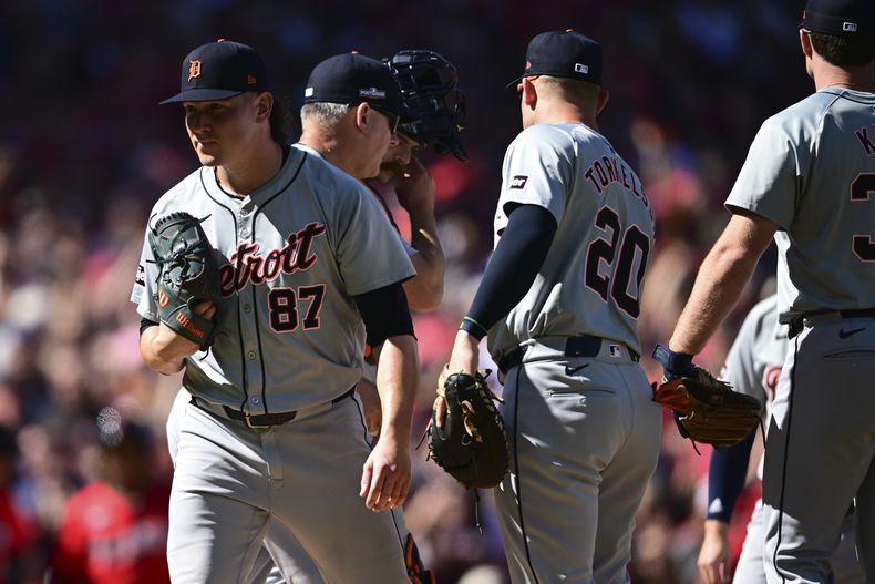 El lanzador relevista de los Tigres de Detroit, Tyler Holton (87), es sacado del juego en la primera entrada durante el Juego 1 de la Serie Divisional de la Liga Americana contra los Guardianes de Cleveland, el sábado 5 de octubre de 2024, en Cleveland. (AP Foto/David Dermer)