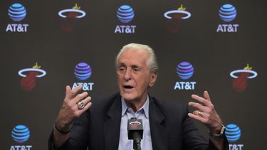 ARCHIVO - El presidente del Heat de Miami Pat Riley se expresa durante una conferencia de prensa de final de temporada en Miami, el martes 20 de junio de 2023. (AP Foto/Wilfredo Lee, Archivo)