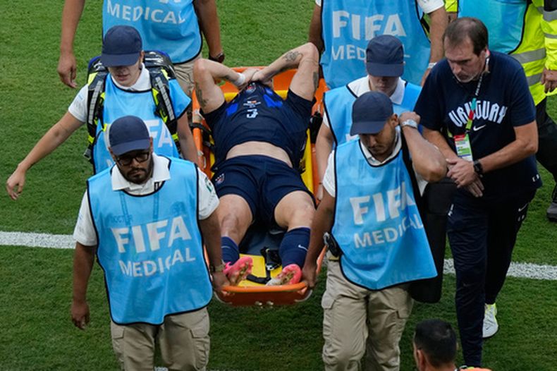 El uruguayo Manuel Ugarte sale del campo en camilla luego de sufrir una lesión durante el partido contra España por el Grupo H del Mundial, el viernes 26 de junio de 2026, en Guadalajara, México. (AP Foto/Fernando Llano)