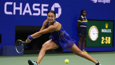 La filipina Alexandra Eala se lanza para alcanzar una bola en el encuentro de tercera ronda del Abierto de Estados Unidos ante la estadounidense Iva Jovic el sábado 5 de septiembre del 2026. (AP Foto/Frank Franklin II)