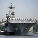 ARCHIVO - Marinos y personal del servicio militar llegan al USS Wasp en el río Hudson, el 24 de mayo de 2023, en Nueva York. (AP Foto/John Minchillo, Archivo)