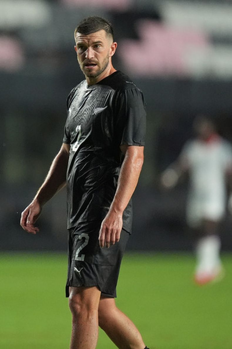 Tim Payne, zaguero de la selección de Nueva Zelanda, camina en la cancha durante un partido amistoso ante Haití, el martes 2 de junio de 2026 en Fort Lauderdale, Florida (AP Foto/Rebecca Blackwell)