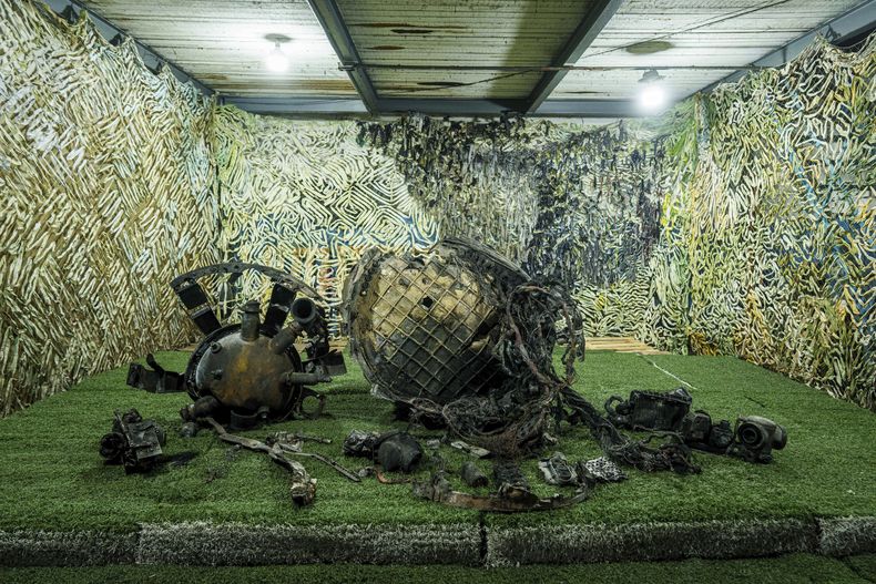 Fragmentos de un misil ruso que impactó Dnipro el 21 de noviembre vistos en un centro para análisis forenses en un sitio no divulgado, en Ucrania, el domingo 24 de noviembre de 2024. (AP Foto/Evgeniy Maloletka)