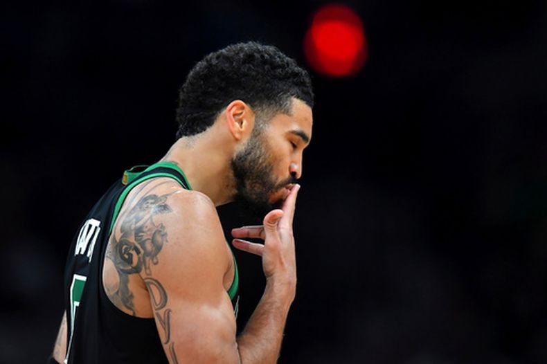 Jayson Tatum, de los Celtics de Boston, celebra después de anotar en la primera mitad del juego de baloncesto de la NBA contra los Raptors de Toronto, el domingo 5 de abril de 2026, en Boston. (AP Foto/Steven Senne)