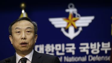 americateve | El brigadier general del ej&eacute;rcito surcoreano Jang Hyun responde las preguntas de los reporteros durante una conferencia de prensa en el Ministerio de Defensa en Se&uacute;l, Corea del Sur, el domingo 8 de diciembre de 2013. Corea del Sur anunci&oac