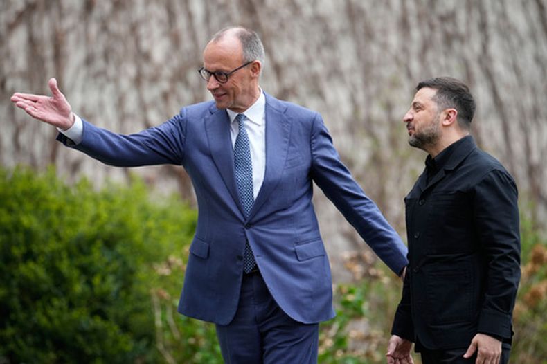 El canciller alemán, Friedrich Merz, recibe al presidente de Ucrania, Volodymyr Zelenskyy, para consultas entre sus gobiernos en Berlín, Alemania, el 14 de abril de 2026. (AP Foto/Ebrahim Noroozi)