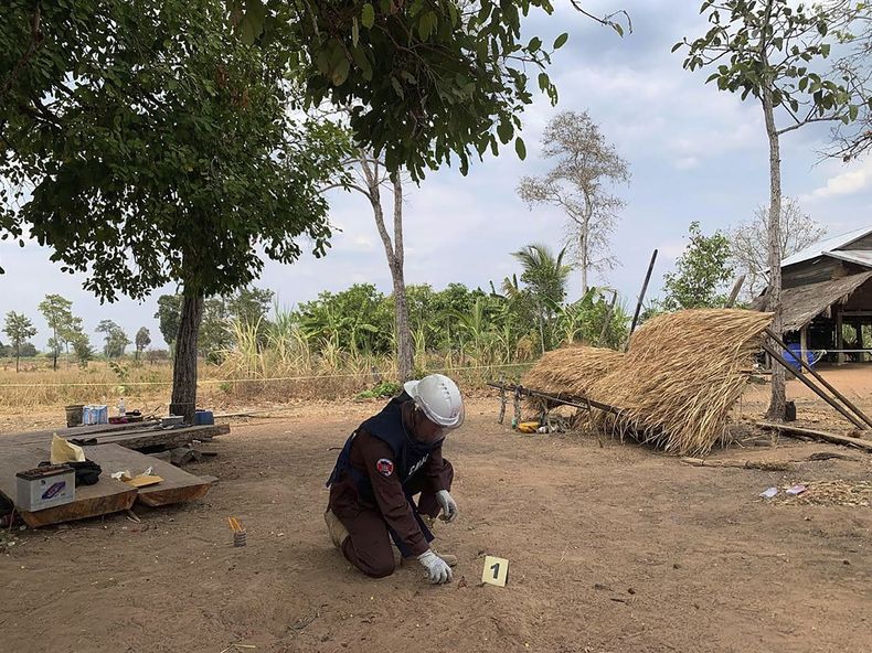 Esta foto facilitada por el Centro de Acción contra las Minas de Camboya muestra a un desminador del Centro de Acción contra las Minas de Camboya inspeccionando fragmentos de una granada propulsada por cohete de hace décadas que mató a dos primos, una niña y un niño de dos años, cuando explotó el sábado 22 de febrero de 2025 en el pueblo de Kranhuong, en el distrito de Svay Leu de la provincia de Siem Reap, en Camboya. (Cambodia Mine Action Center)