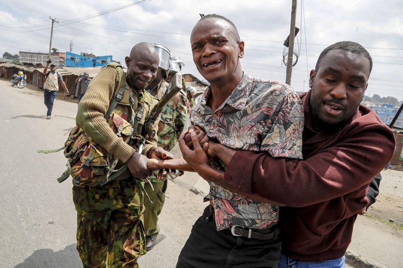 La policía arresta a un manifestante durante los enfrentamientos en el área de Mathare en Nairobi, Kenia, el miércoles 19 de julio de 2023. (Foto AP/Brian Inganga)