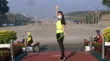 instructora de aerobic capta sin saberlo el golpe de estado en myanmar mientras graba su baile