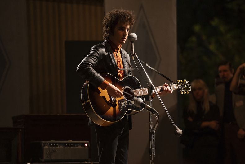 Esta imagen proporcionada por Searchlight Pictures muestra a Timothée Chalamet en una escena de A Complete Unknown. (Macall Polay/Searchlight Pictures via AP)