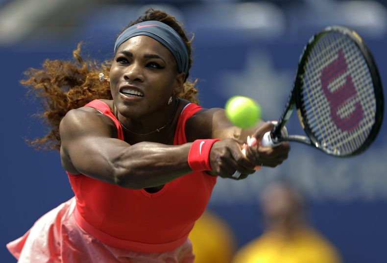 La tenista estadounidense Serena Williams devuelve una pelota en el Abierto de Estados Unidos el 29 de agosto de 2013, en Nueva York. Williams fue elegida por la AP como la atleta del a&ntilde;o. (AP Photo/Kathy Willens, File)