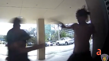 hombre golpeado y atacado por un perro cuando sacaba dinero de un cajero automatico