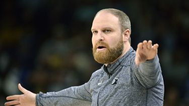 Grizzlies extienden contrato del entrenador Jenkins