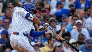 Pedro Ramírez, de los Cachorros de Chicago, pega un doble productor de una carrera durante la tercera entrada del juego de béisbol de Grandes Ligas contra los Mellizos de Minnesota, el sábado 18 de julio de 2026. (AP Foto/Nam Y. Huh)