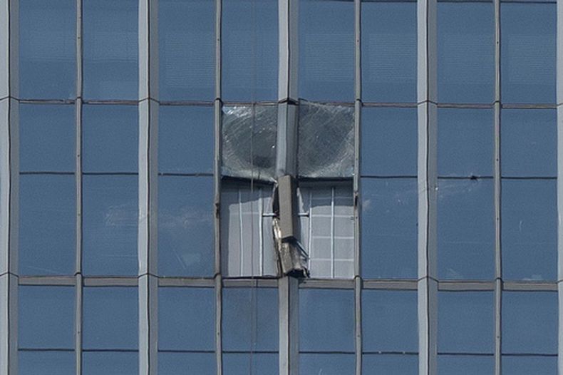 Parte de una fachada de la Torre CITIC, también conocida como China Zun, que es el edificio más alto de Beijing, dañado tras el impacto de una avioneta, el 27 de junio de 2026. (AP Foto/Ng Han Guan)