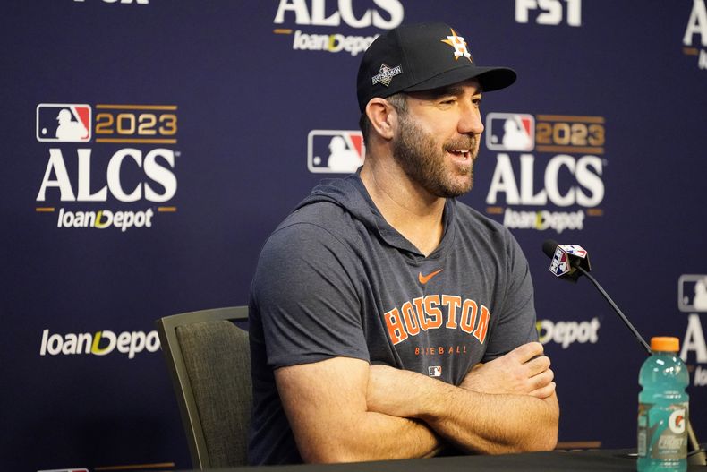 Justin Verlander, abridor de los Astros de Houston, responde en una conferencia de prensa el domingo 14 de octubre de 2023 (AP Foto/Tony Gutiérrez)