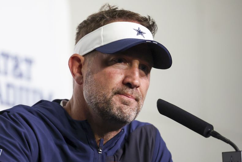 Brian Schottenheimer, entrenador de los Cowboys de Dallas, habla con la prensa el viernes 22 de agosto de 2025 (AP Foto/Gareth Patterson)