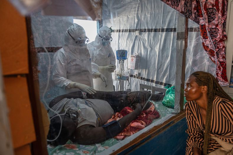 Trabajadores sanitarios atienden a un paciente con ébola en el Centro de Tratamiento Rwampara en Ituri, Congo, el 18 de junio de 2026. (Foto AP/Moses Sawasawa)