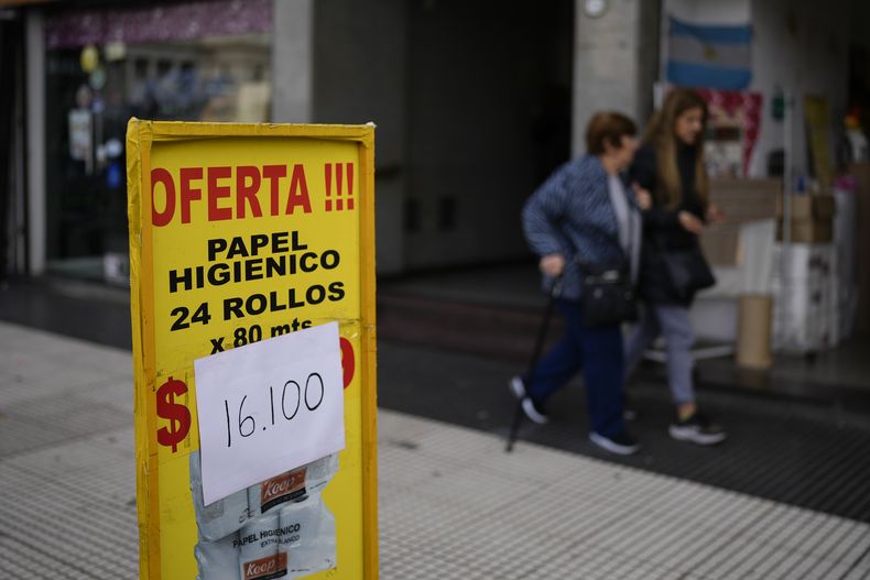 ARCHIVO - Un cartel con un nuevo precio sobrepuesto anuncia papel higiénico en una acera en Buenos Aires, Argentina, el miércoles 11 de septiembre de 2024. La inflación en Argentina mantuvo su tendencia a la baja y se situó en noviembre en 2,4%, la tasa mensual más baja desde que el presidente Javier Milei llegó al poder. La cifra difundida el miércoles 11 de diciembre de 2024 por el Instituto Nacional de Estadísticas y Censos, INDEC. (Foto AP/Natacha Pisarenko, Archivo)