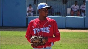 el novato del ano de la serie nacional abandona cuba para buscar contrato en grandes ligas