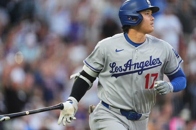 El japonés Shohei Ohtani, de los Dodgers de Los Ángeles, suelta el bate tras conectar un jonrón de dos carreras ante los Rockies de Colorado, el martes 18 de agosto de 2026 (AP Foto/David Zalubowski)