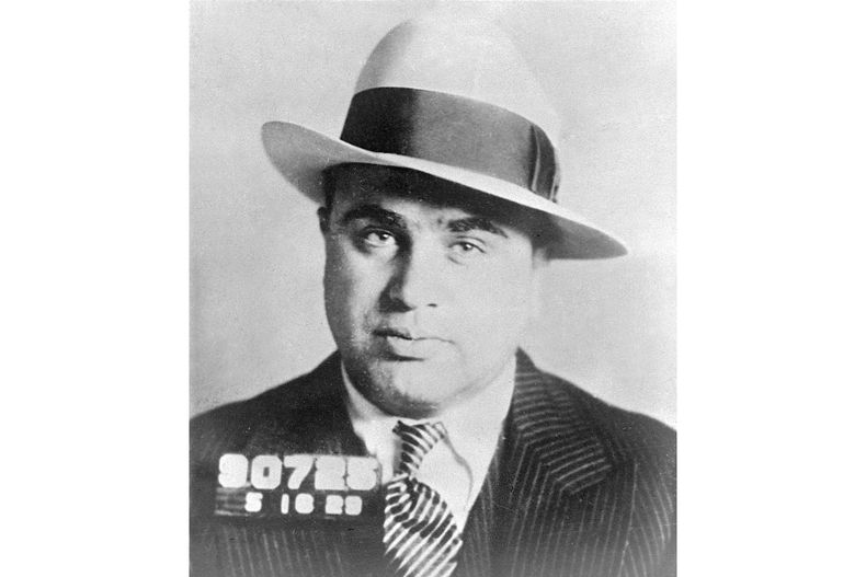 ARCHIVO - El gangster de Chicago Al Capone bajo custodia en Filadelfia, el 18 de mayo de 1929, acusado de portar armas ocultas. (Foto AP, archivo)