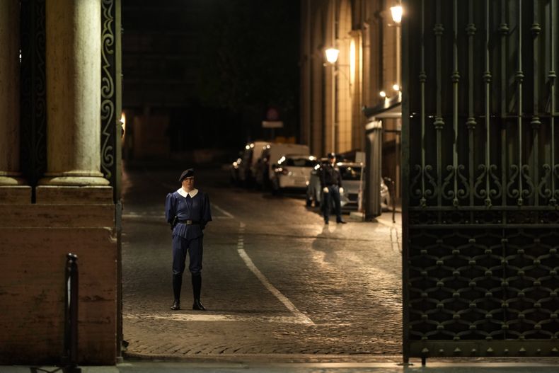 Un guardia suizo vigila la puerta de Santa Ana, en el Vaticano, el jueves 18 de mayo de 2023. (AP Foto/Andrew Medichini)
