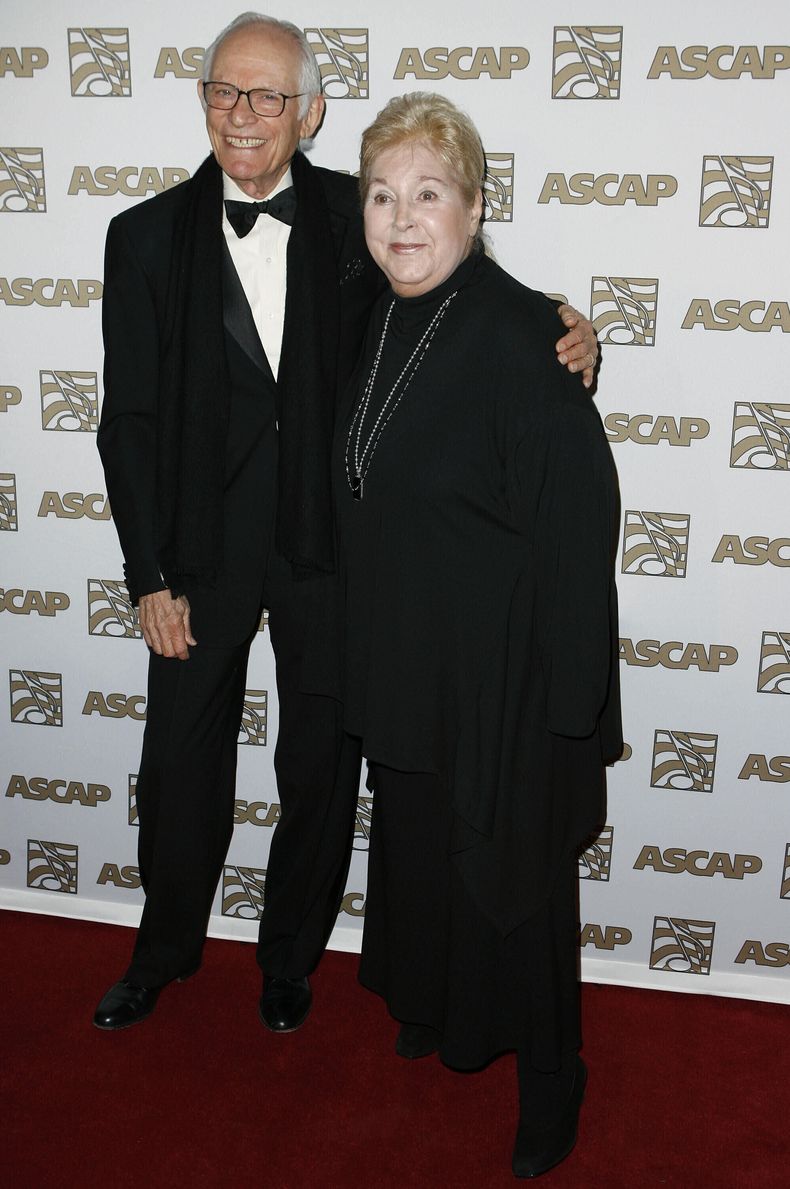 ARCHIVO - Los homenajeados Alan, a la izquierda, y Marilyn Bergman llegan a los premios musicales de cine y televisión de ASCAP en Beverly Hills, California, el martes 6 de mayo de 2008. (Foto AP/Matt Sayles, archivo)