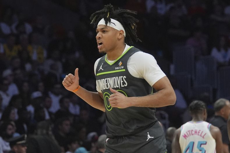 Terrence Shannon Jr., de los Timberwolves de Minnesota, festeja un enceste ante el Heat de Miami el viernes 7 de marzo de 2025 (AP Foto/Marta Lavandier)