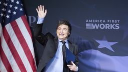 El presidente argentino Javier Milei llega a una gala del America First Policy Institute, en la residencia Mar-a-Lago del presidente electo Donald Trump, el jueves 14 de noviembre de 2024, en Palm Beach, Florida. (AP Foto/Alex Brandon)